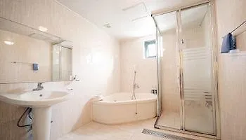 Ara Hotel Busan 2*,